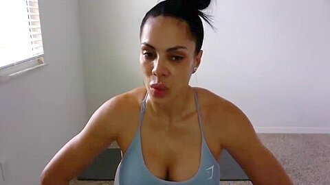 La calda tettona Nina Santiago fa fitness