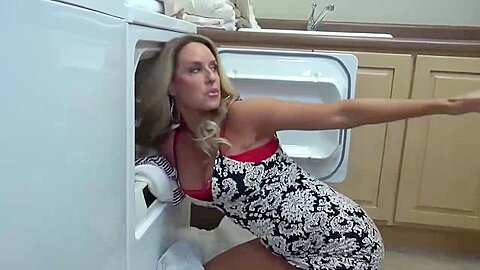 Stepmom Is Stuck, Its Time For Fuck