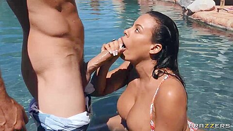 Chupa o pau grande e é fodido na piscina com Scott Nails e Luna Star