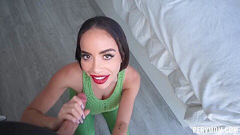 Victoria June et Ike Diezel - utilisent un vibromasseur sur son clitoris pendant qu'elles se font baiser
