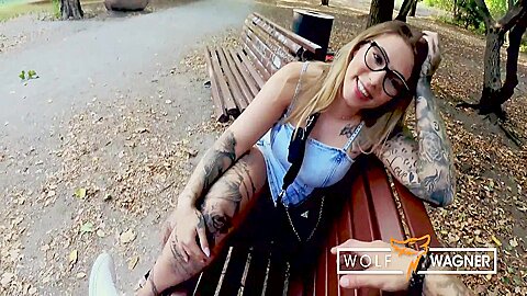 35d enormes tetas falsas!! Madrastra rubia es follada en mi mesa: Mia Blow 22 min - Vídeo teaser