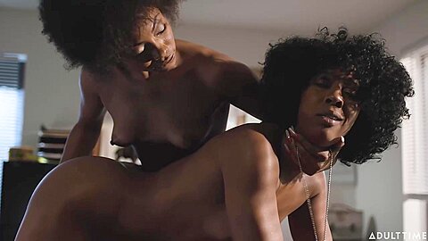 Deux chiennes noires passionnées baisent au bureau - Cali Caliente et Misty Stone
