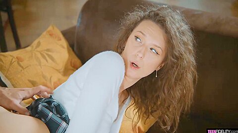 Wird von einem tätowierten Hengst mit Isabelle De Laa und Angelo Godshack richtig gefickt