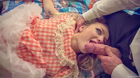 Une jolie ado de 18 ans et plus se fait défoncer au lit avec Carmen Callaway