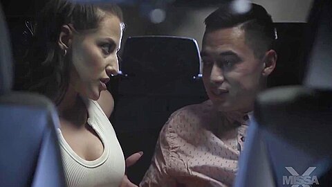 Die geile Brünette Aubree Valentine hält ihr Bein hoch