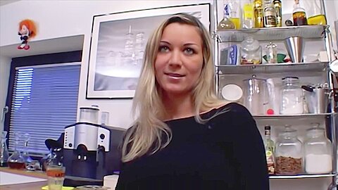 Deutsche Blondine mit großen Brüsten zog sich aus und