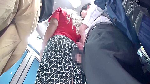 Il seno di una donna sposata si attacca al corpo di uno studente 18+ su un autobus affollato! Il desiderio sessuale della moglie è acceso dal cazzo