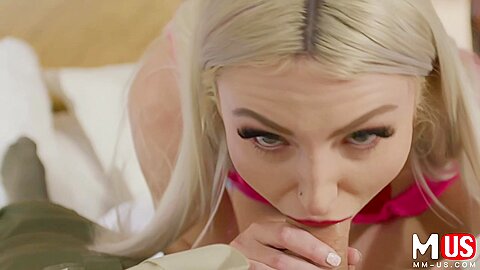 継父のチンポをしゃぶってパンティーを履いたまま犯される - ブリット・ブレアとエリック・ジョン