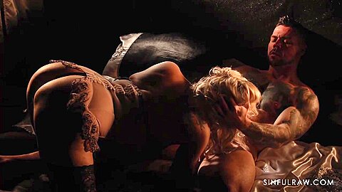 Si fa trapanare la figa matura dopo aver fatto un pompino a Brittany Bardot e Angelo Godshack