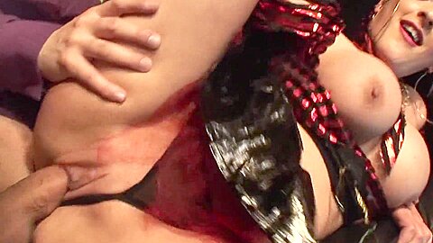 La strip-teaseuse gothique Tilly Mcreese suce le sperme de sa bite